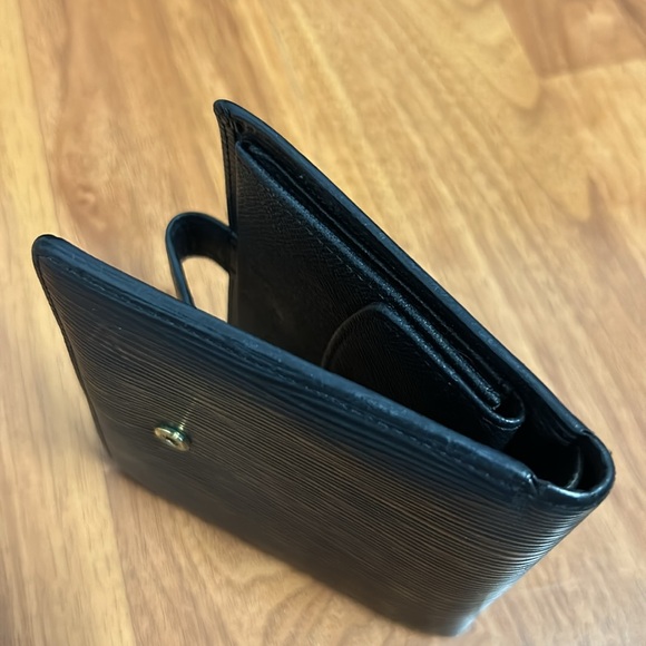 Authentic Louis Vuitton Epi Leather Bifold Wallet with Snap Closure - Picture 9 of 16